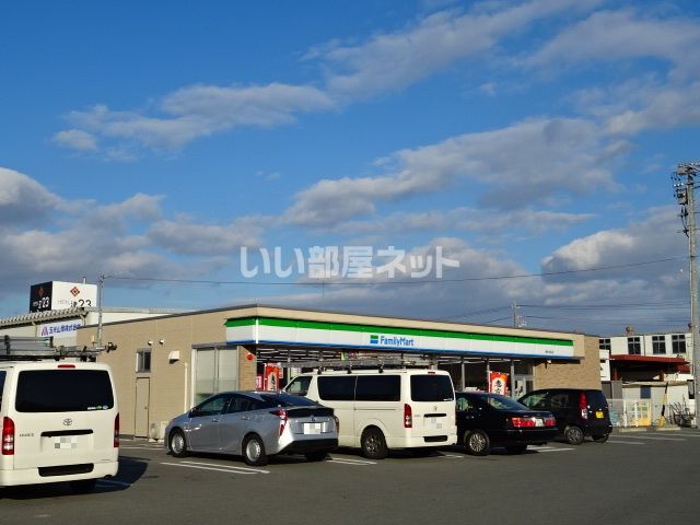 コンビニ　ファミリーマート津みなみ店（コンビニ）まで584m