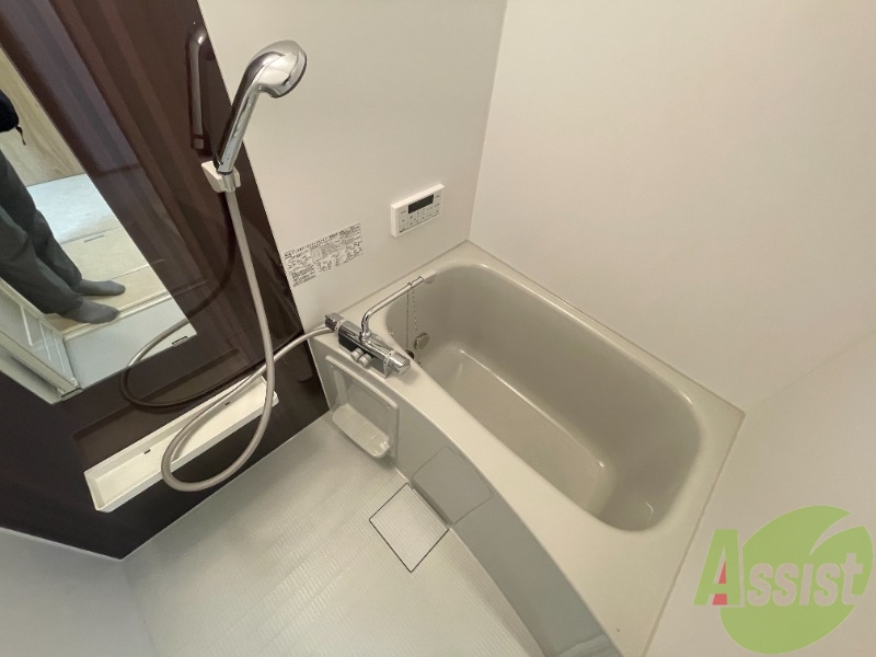 バス・シャワールーム　浴室はこちらになります。落ち着いた雰囲気ですね。