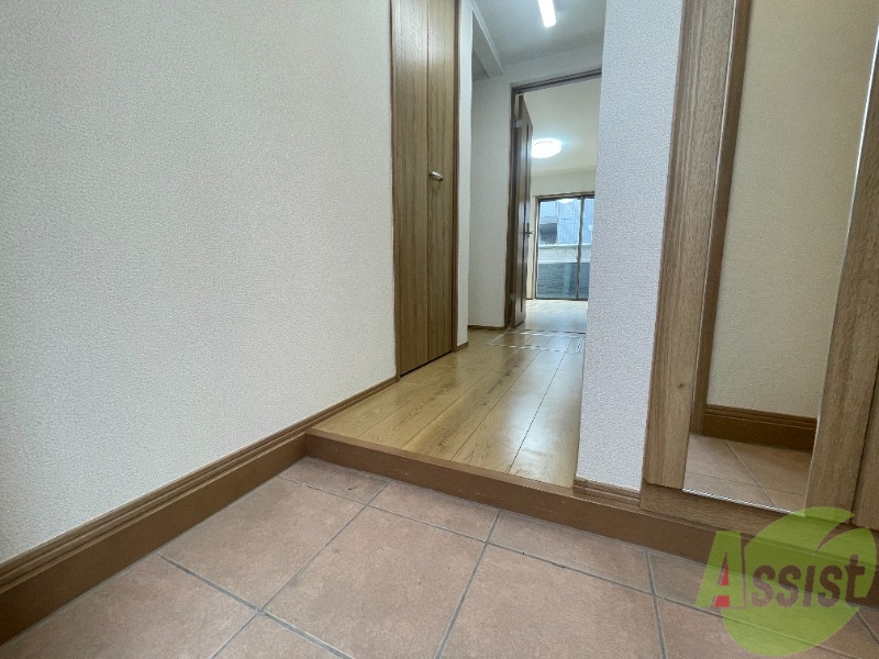 玄関　玄関からの様子になります。敷居が高くなく安心ですね。