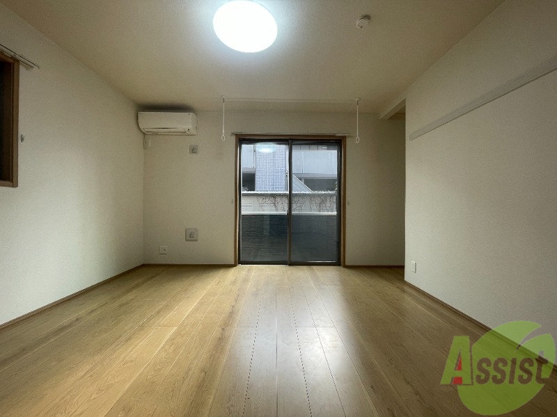 居室・リビング　こちら生活のメインとなる８．９帖の洋室になります。