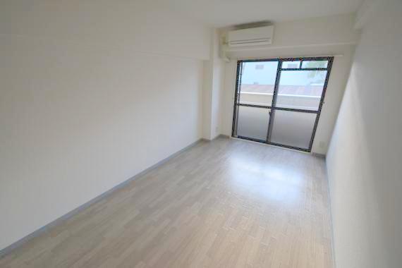 居室・リビング　白を基調とした内装でおしゃれで、落ち着ける空間です。