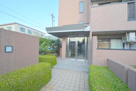 エントランス　オシャレなエントランスは安心のオートロック付きです。