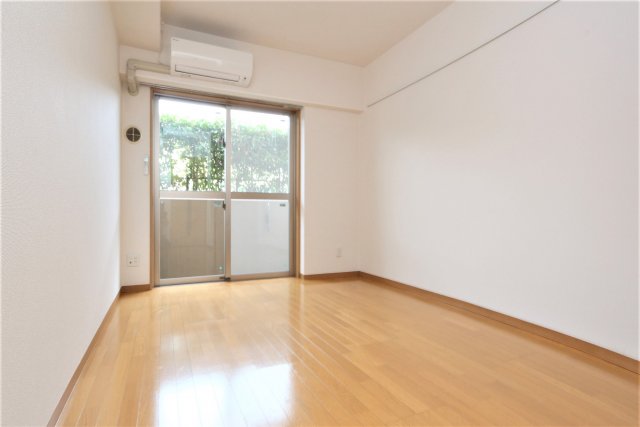 居室・リビング　参考写真（同物件別部屋）