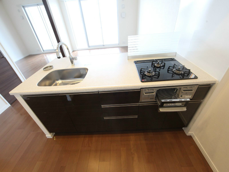 キッチン　システムキッチン（ガス3口・グリル付）カウンターキッチン