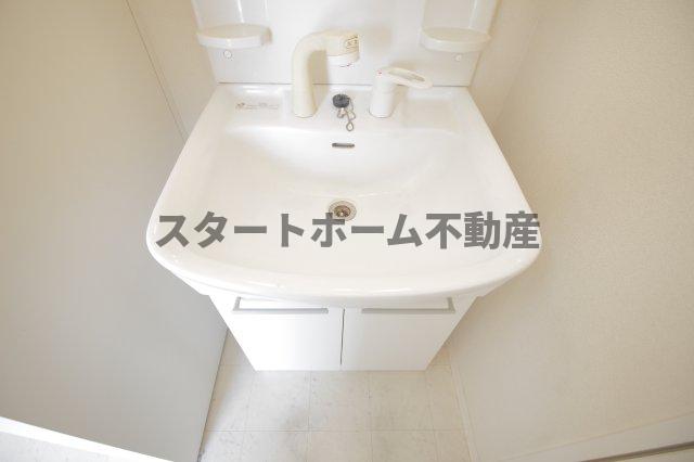 洗面設備　スペースが確保できる洗面所です