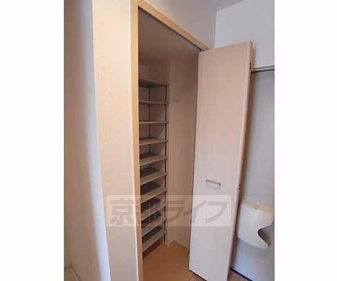 その他部屋・スペース　ブーツも収納可能な大きなシューズボックスです。