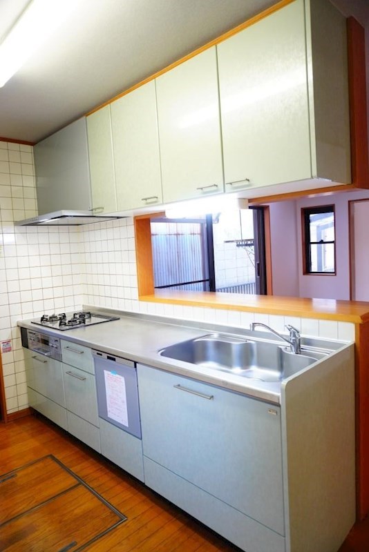 キッチン　３口ガスコンログリル付システムキッチンでお料理ラクラク