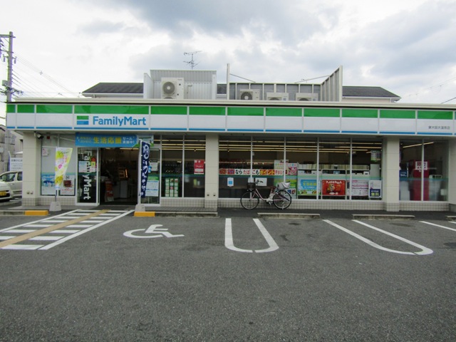 コンビニ　ファミリーマート（コンビニ）まで394m