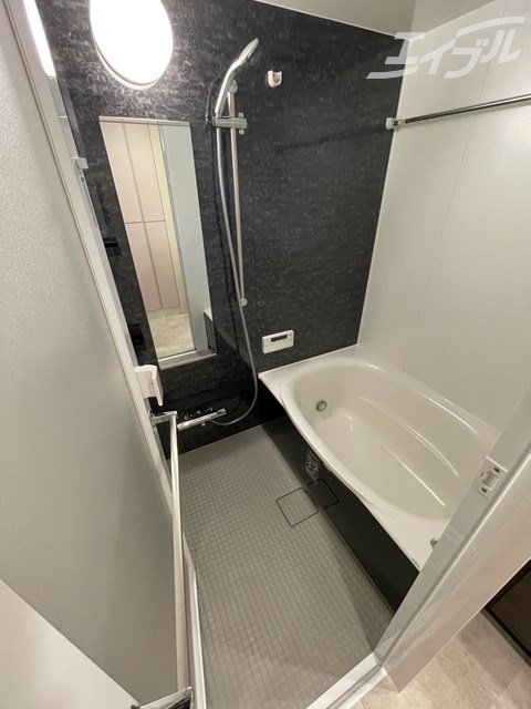 バス・シャワールーム　バスタブや浴室壁面は黒色でシックなデザイン！