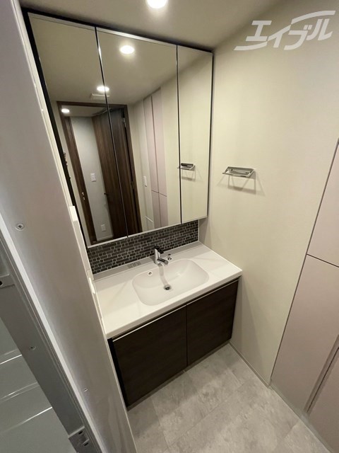 洗面設備　収納付き三面鏡の洗面台です！