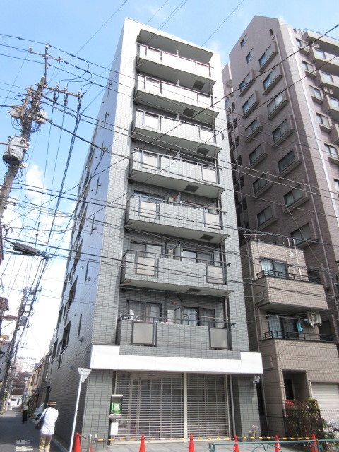 建物外観　重厚な鉄骨鉄筋コンクリート造のオートロックマンション