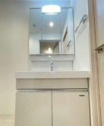 洗面設備　スペースが確保できる洗面所です