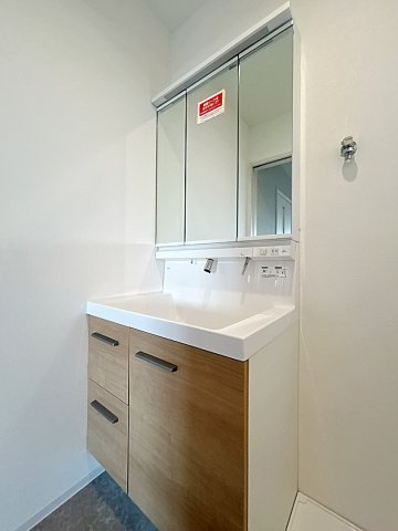 洗面設備　独立洗面台、朝の身支度には欠かせません