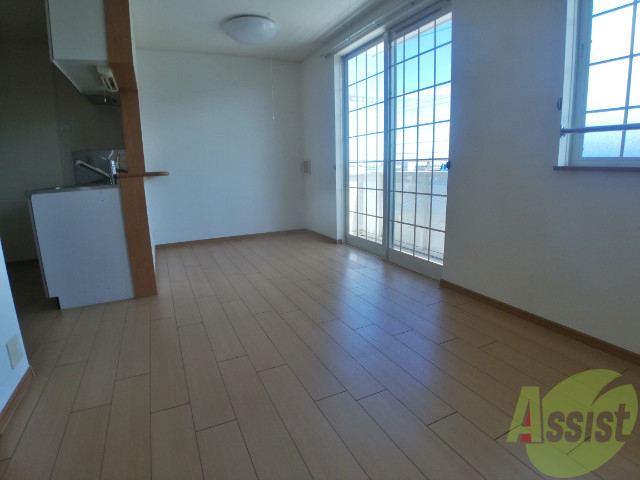 居室・リビング　陽の光が差し込む明るいお部屋は気持がいいですね。