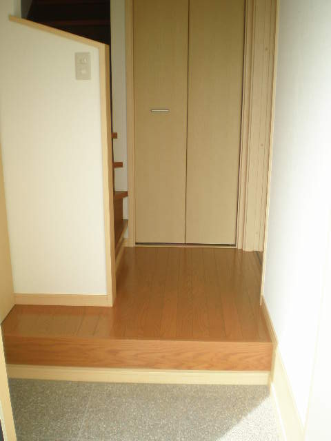 玄関　写真は別部屋の為現況と異なる場合がございます