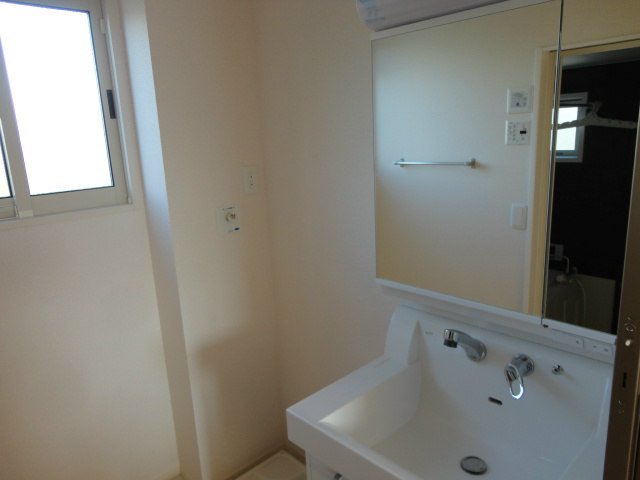 洗面設備　大きな鏡が好評です♪