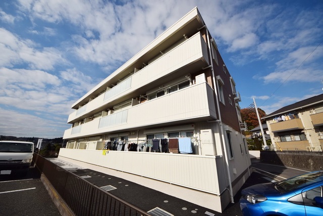 建物外観　～青い空、白い雲～