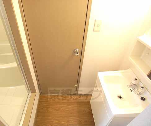 洗面設備　脱衣スペースはこちらです