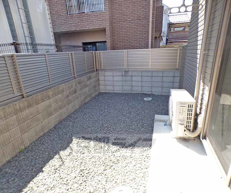 洗面設備　南向きの明るい専用テラスです。