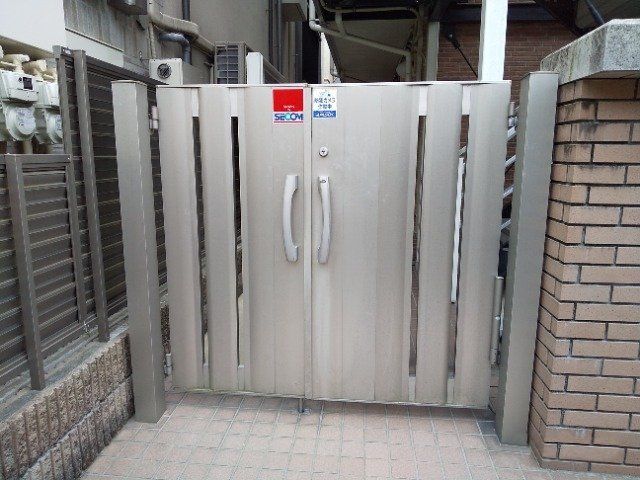 エントランス　オートロックゲート付き。