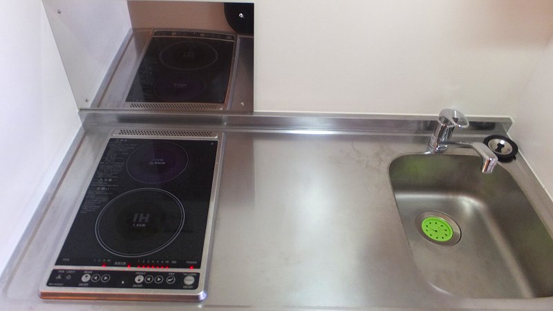 キッチン　便利な2口の電熱コンロ