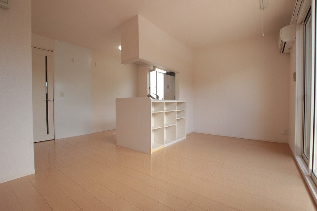 居室・リビング　同物件別号室です。