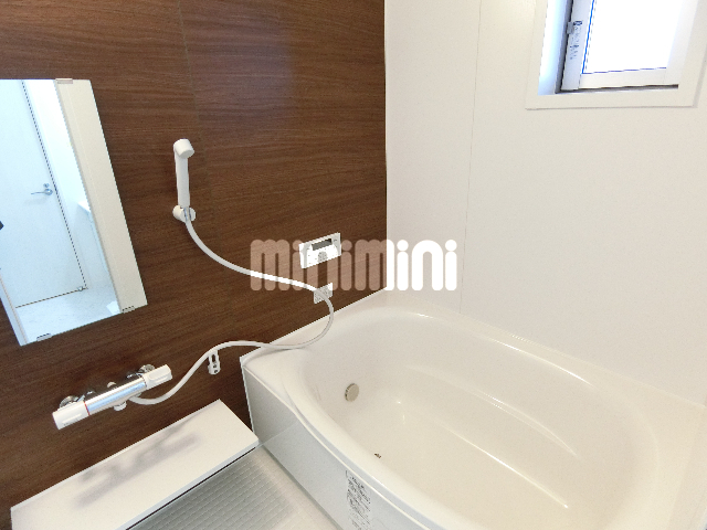 バス・シャワールーム　追焚き機能付きのお風呂。