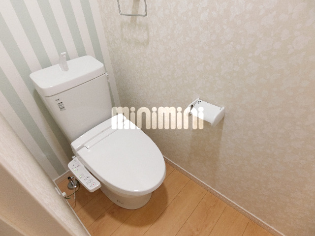 トイレ　温水洗浄便座付きのトイレ。