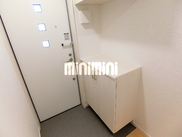 玄関　上下の下駄箱で靴も収納できます。