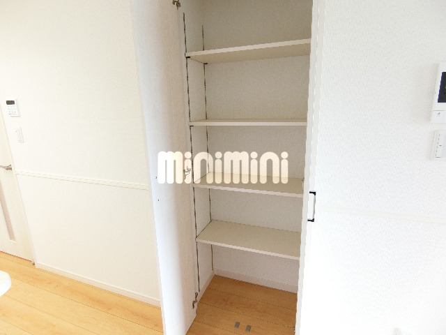 その他設備　ＬＤＫにも収納付き。