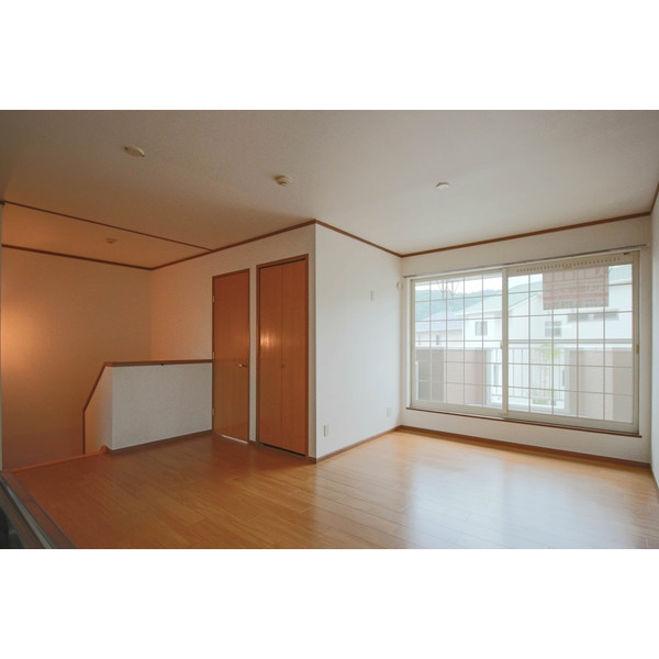 居室・リビング　同じ建物の別のお部屋