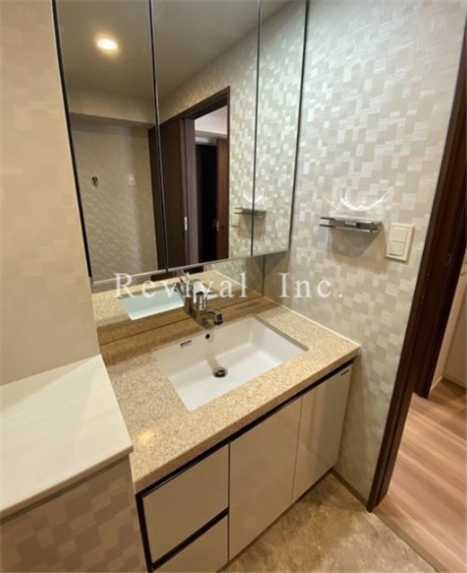 洗面設備　毎日の身だしなみチェックに必須ですね