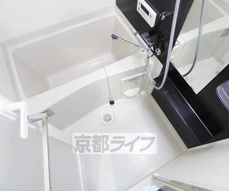 バス・シャワールーム　鏡のついた便利なお風呂