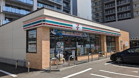 コンビニ　セブンイレブン札幌北4条東1丁目店（コンビニ）まで232m