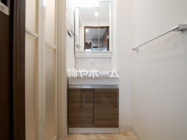 洗面設備　朝の支度にも助かる、独立の洗髪洗面化粧台