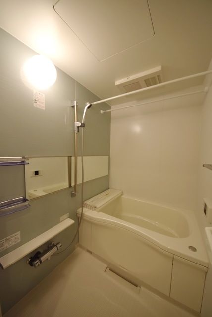 バス・シャワールーム　同建物のお部屋の写真です（305号室）