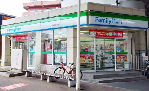 コンビニ　ファミリーマート 江田駅前店（コンビニ）まで478m