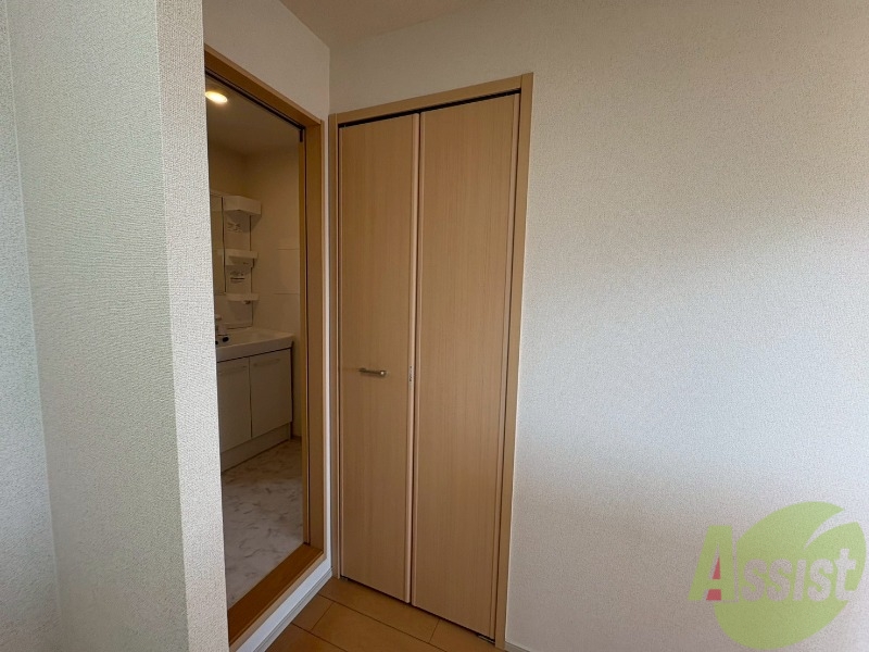 収納　リビングに収納があるので、日用品とかも置けますね。