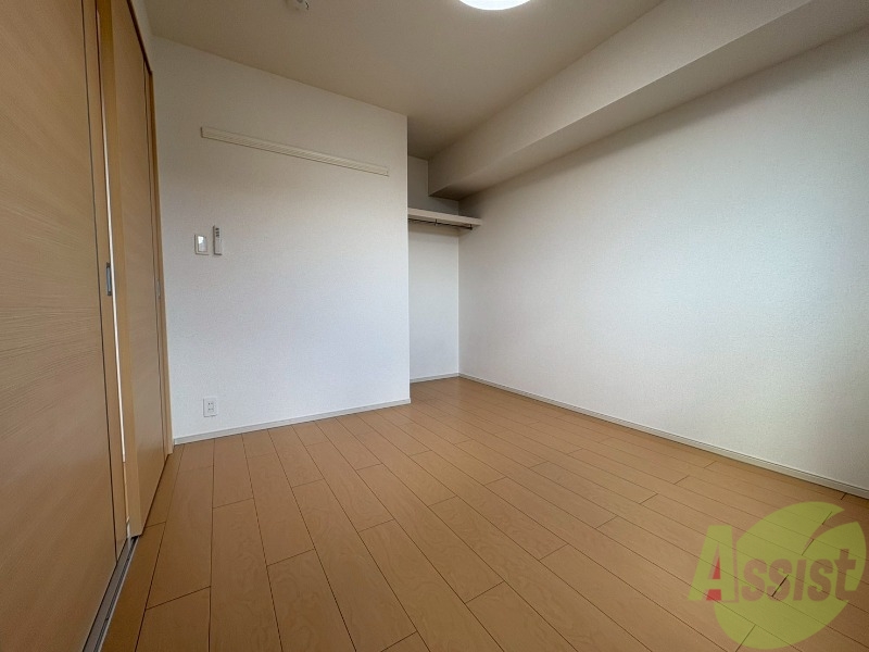 その他部屋・スペース　５．３帖の広めの寝室なのでベッドを置いても狭く感じないです。