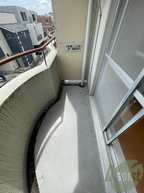 バルコニー　バルコニー。洗濯物がはかどりそうな広さがありますよ