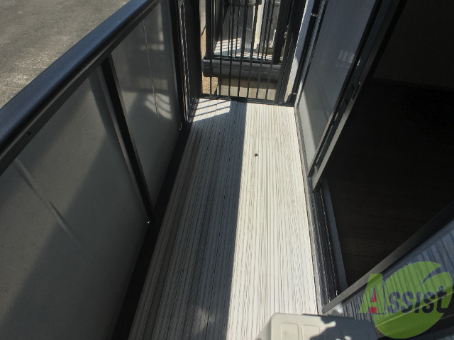 バルコニー　ベランダも広いので服など干すにはいいスペースですね。