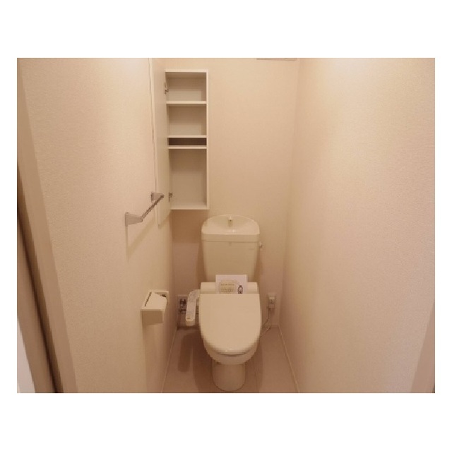 トイレ　別号室の写真になります。