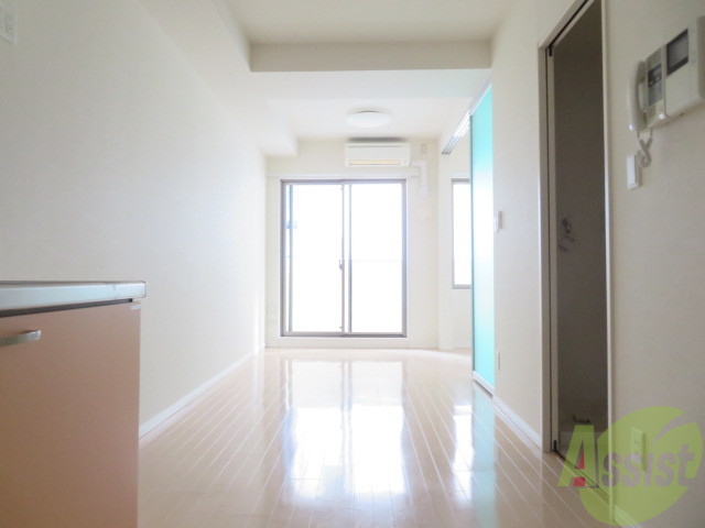 居室・リビング　８．６帖の洋室です。広々として、明るいイメージがあります。