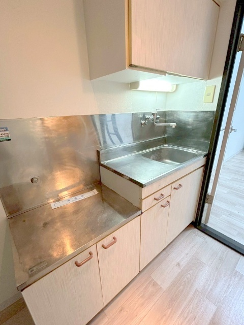 キッチン　※写真は別号室です。
