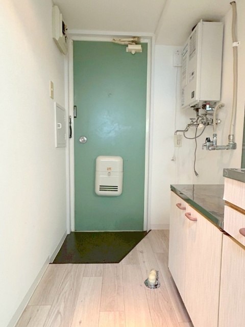 玄関　※写真は別号室です。