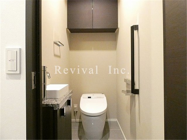 トイレ　タンクレス　シャワー　洗面台　設備充実