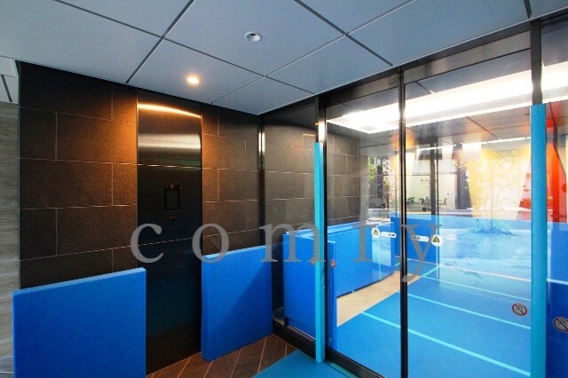 エントランス　オートロック付きエントランス