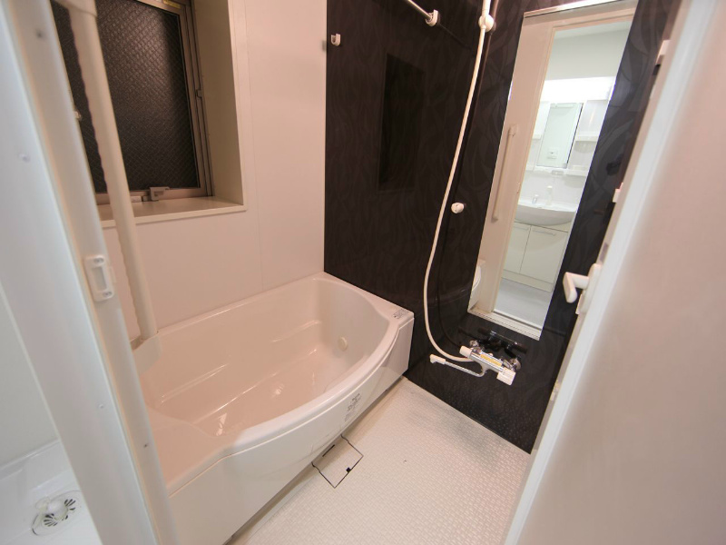 バス・シャワールーム　追い焚き付　浴室暖房乾燥機付　24時間換気付バスルーム　窓付