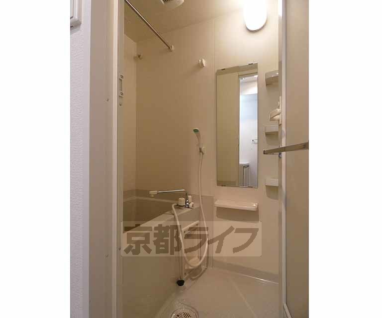 バス・シャワールーム　清潔感のあるバスルーム。