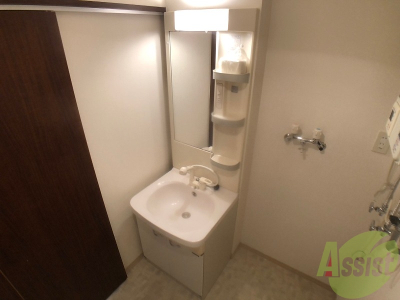 洗面設備　独立洗面台です。大きくてよいですね。シャンプーもできます。